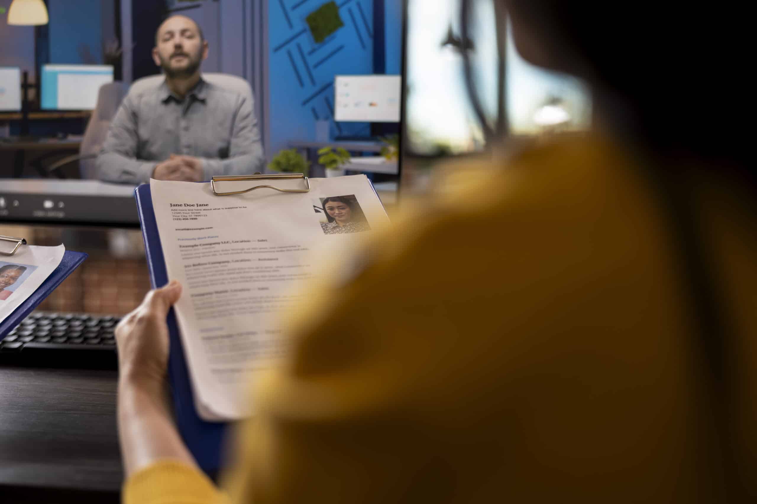 Recruter à l'international, des documents à traduire, Swisstranslate, agence de traduction.